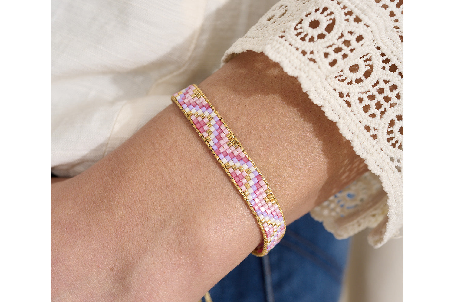 Subtle pink and gold for tones for this delightful bracelet to gift or treat yourself.
